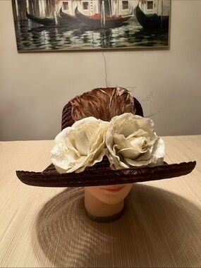 Elegant Brown Wide-Brim Floral Accent Hat - Cream Flowers